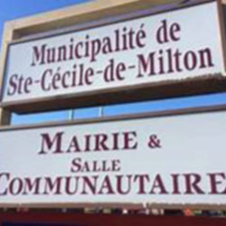 Pancarte de la municipalité de Ste-Cécile-de-Milton pour un service d'asphalte