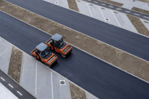 Deux machines professionnelles s'occupent de l'asphalte d'une route